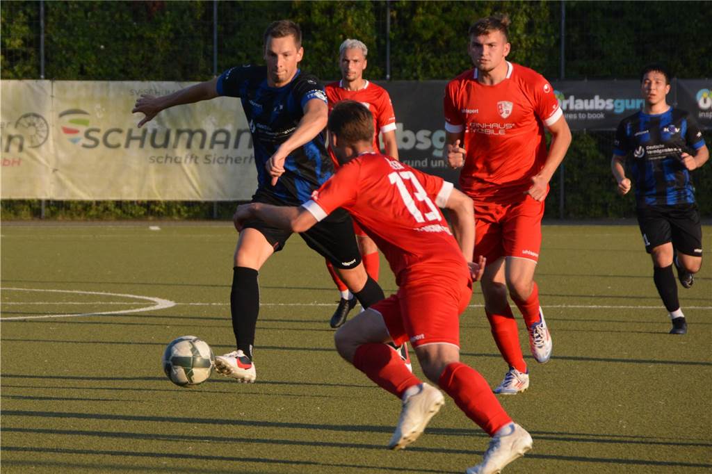 Pokal-Überraschung gegen Bockum Hövel: Königsborner SV ist weiter Val-Leander Wettklo (l.) auf dem Weg in den Bockum-Höveler Strafraum.