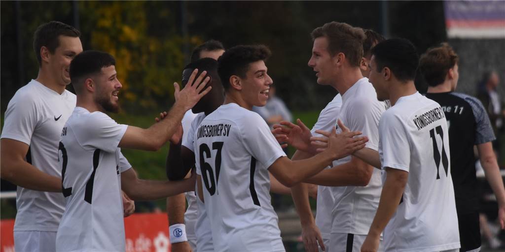 Knöchelbruch beim 4:1-Erfolg des Königsborner SV gegen den SV Wanne Val-Leander Wettklo (l.) freut sich über das 2:0 für den Königsborner SV.