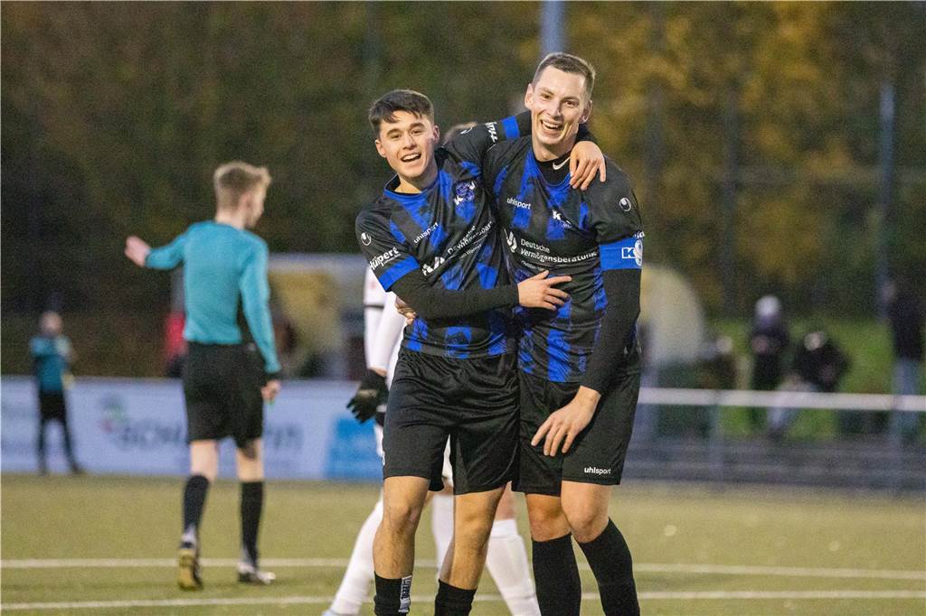 Val-Leander Wettklo spricht über Verlängerung beim Königsborner SV Val-Leander Wettklo mit Tugay Tambil am Jubeln.