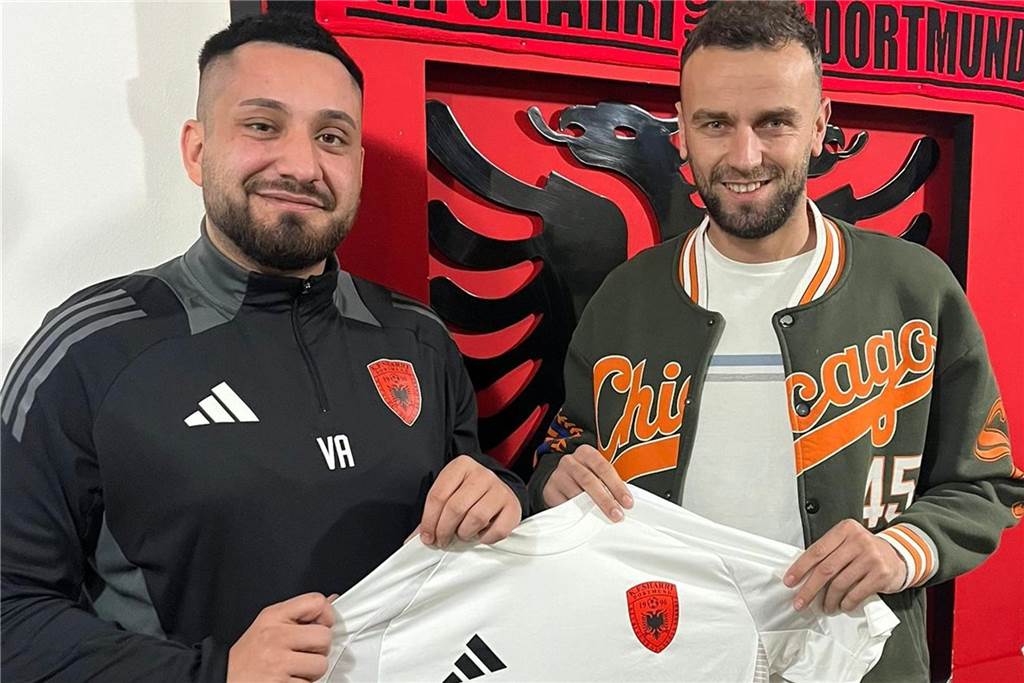 K.F. Sharri tütet ersten Winter-Transfer ein Valbon Asani steht neben Burim Bajraktari, gemeinsam halten sie ein Trikot von K.F. Sharri.