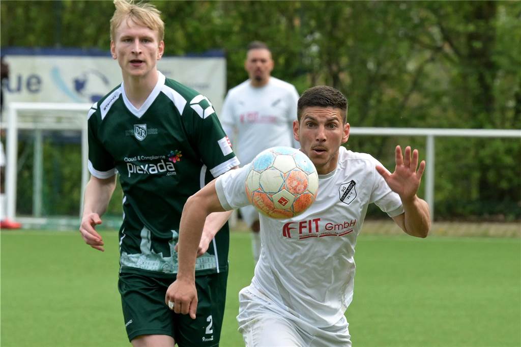 Valdet Osmani verlässt SG Gahmen in Richtung Dortmund Valdet Osmani hat den Ball fest im Blick.