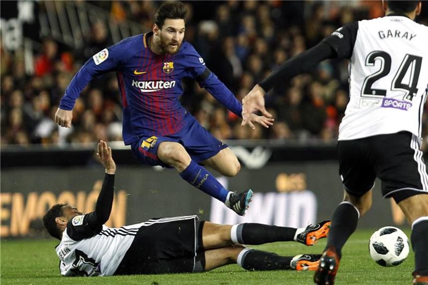 FC Barcelona steht im Finale des spanischen Pokals Valencias Francis Coquelin (l) versucht Barca-Superstar Lionel Messi (M) vom Ball zu trennen. Foto: Alberto Saiz