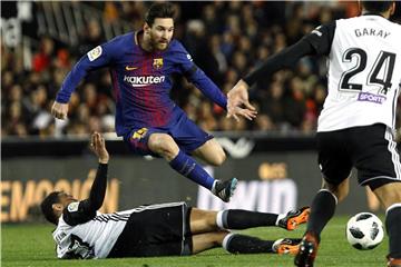 Valencias Francis Coquelin (l) versucht Barca-Superstar Lionel Messi (M) vom Ball zu trennen. Foto: Alberto Saiz
