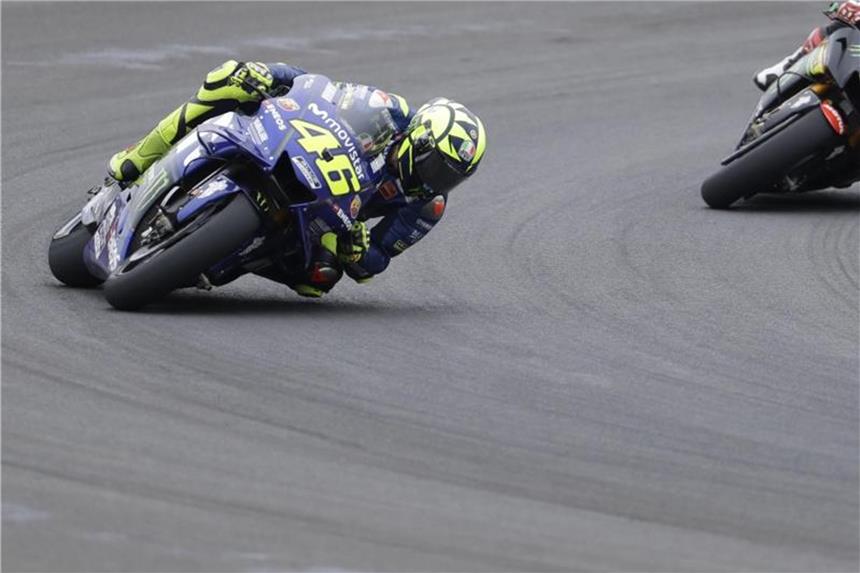 Italiens Motorrad-Superstar Rossi umrundet die Welt Valentino Rossi (l) hat schon über 40.000 Rennkilometer. Foto: Natacha Pisarenko/AP