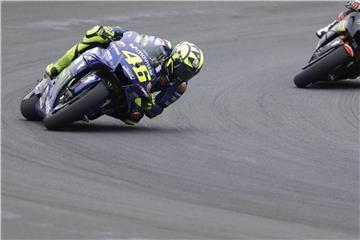 Valentino Rossi (l) hat schon über 40.000 Rennkilometer. Foto: Natacha Pisarenko/AP