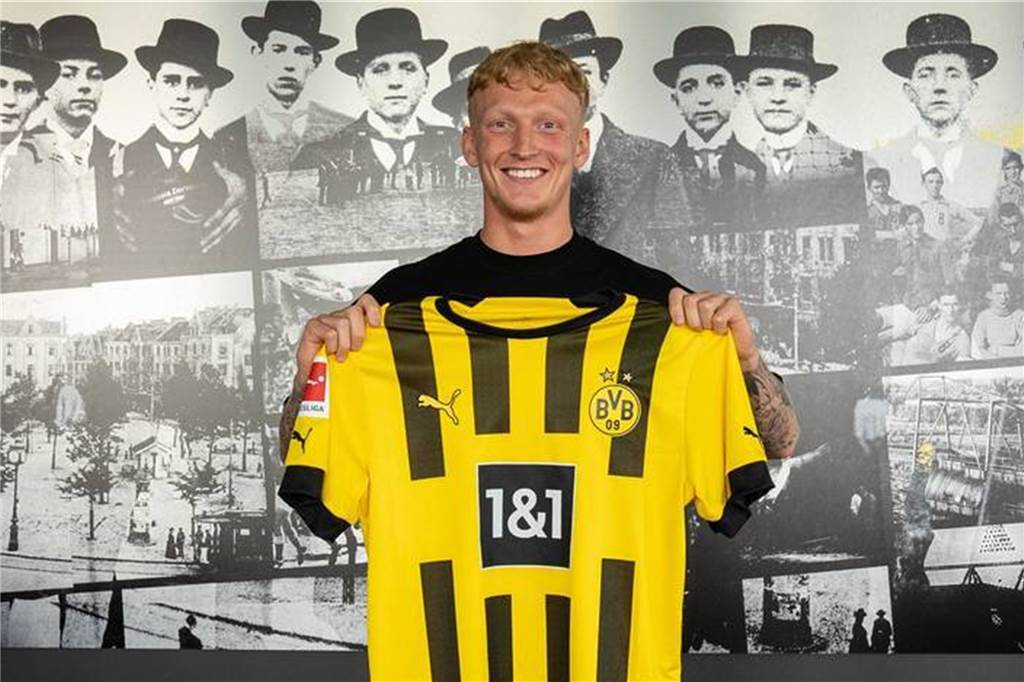 BVB schlägt auf dem Transfermarkt zu: Niederländer soll rechte Seite verstärken Valentino Vermeulen hält ein Trikot des BVB hoch.