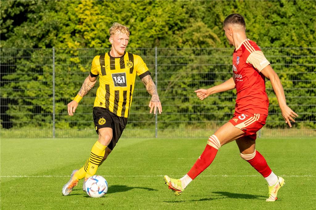 Nach nur einem halben Jahr in Dortmund: Talent verlässt den BVB Valentino Vermeulen in einem Zweikampf.