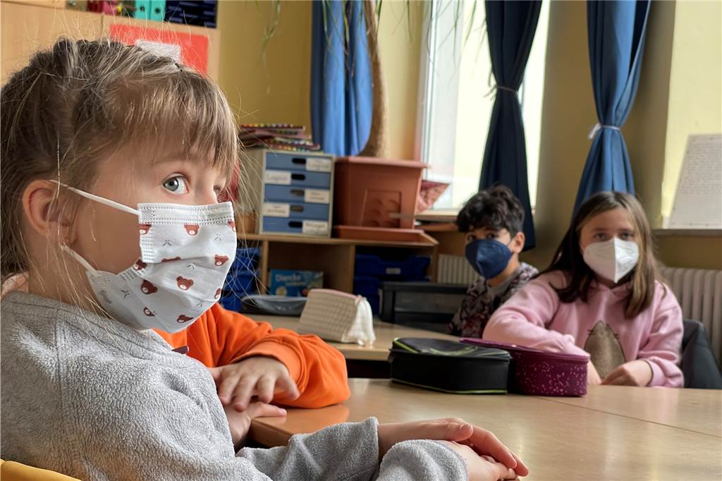 Dortmunder Kinder über die Pandemie: „Es wird nicht genug auf uns geachtet“ Valeria (l.) vermisst es, in der Schule auch mal wieder ihre Freundinnen umarmen zu dürfen.