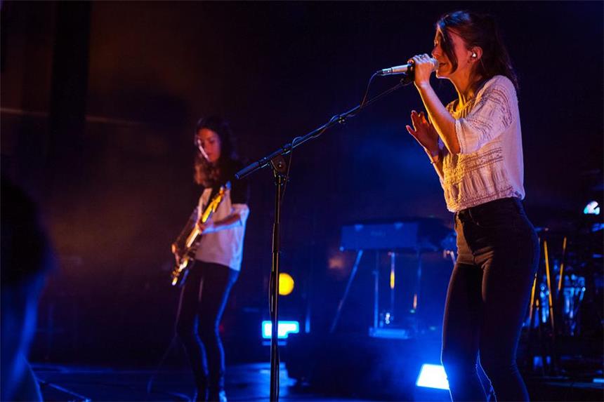 Boy im FZW: Kleine Oden an die Sanftheit Valeska Steiner (r.) und Sonja Glass von der Band Boy, die im ausverkauften FZW aufgetreten ist.
