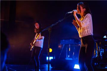 Valeska Steiner (r.) und Sonja Glass von der Band Boy, die im ausverkauften FZW aufgetreten ist.