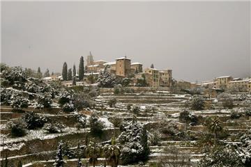 Valldemosa im Schnee (hier 2010). Jetzt ist auf der spanischen Ferieninsel Mallorca wieder der Winter eingekehrt.EPA/MONTSERRAT T DIEZ  +++(c) dpa - Bildfunk+++