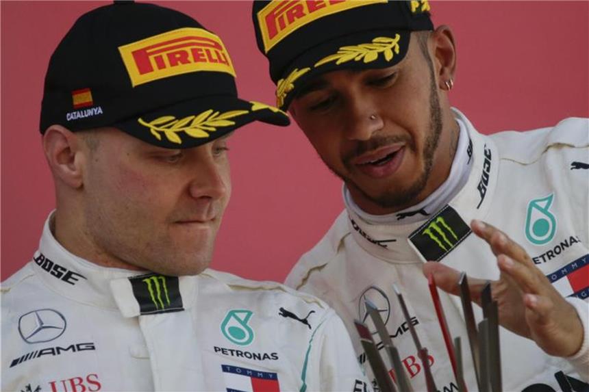 Hamilton und Bottas auch 2019 bei Mercedes Valtteri Bottas (l.) und Lewis Hamilton bleiben auch 2019 bei Mercedes. Foto: Manu Fernandez/AP
