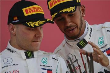 Valtteri Bottas (l.) und Lewis Hamilton bleiben auch 2019 bei Mercedes. Foto: Manu Fernandez/AP