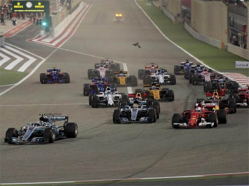 Vettel-Freude nach dem Bahrain-Feuerwerk Valtteri Bottas verteidigte am Start seinen ersten Platz. Foto: Hassan Ammar