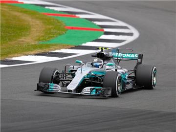 Valtteri Bottas war mit seinem Mercedes beim Training in Silverstone der Schnellste, musste aber das Getriebe wechseln lassen. Foto: David Davies