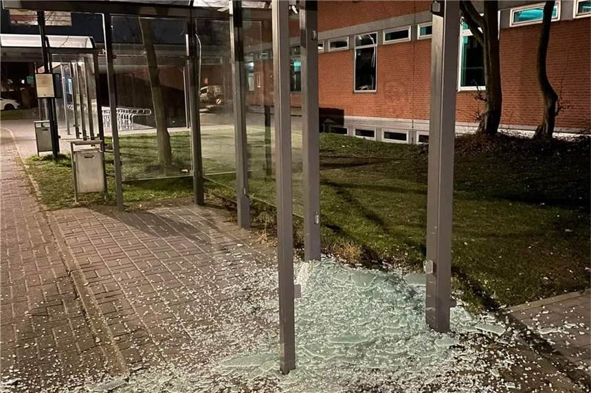 Randale in Olfen geht weiter: Stadtverwaltung setzt Belohnung aus Vandalismus an der Wolfhelmschule in Olfen: Drei junge Leute haben sich an der Bushaltestelle abgearbeitet. Die Stadt will sie zur Verantwortung ziehen