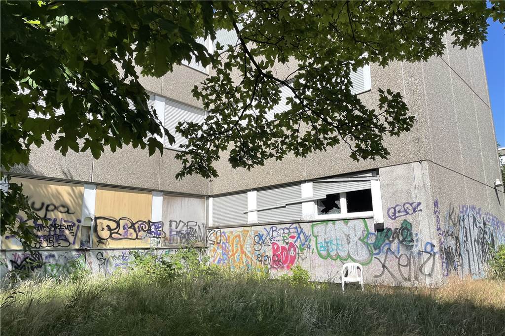 Brand in einer ehemaligen Dortmunder Schule: „Eine Schande, was hier so abgeht“ Vandalismus, Müll, Wildwuchs und Graffiti: Die ehemalige Hauptschule und ihr Schulhof sind kein schöner Anblick mehr.