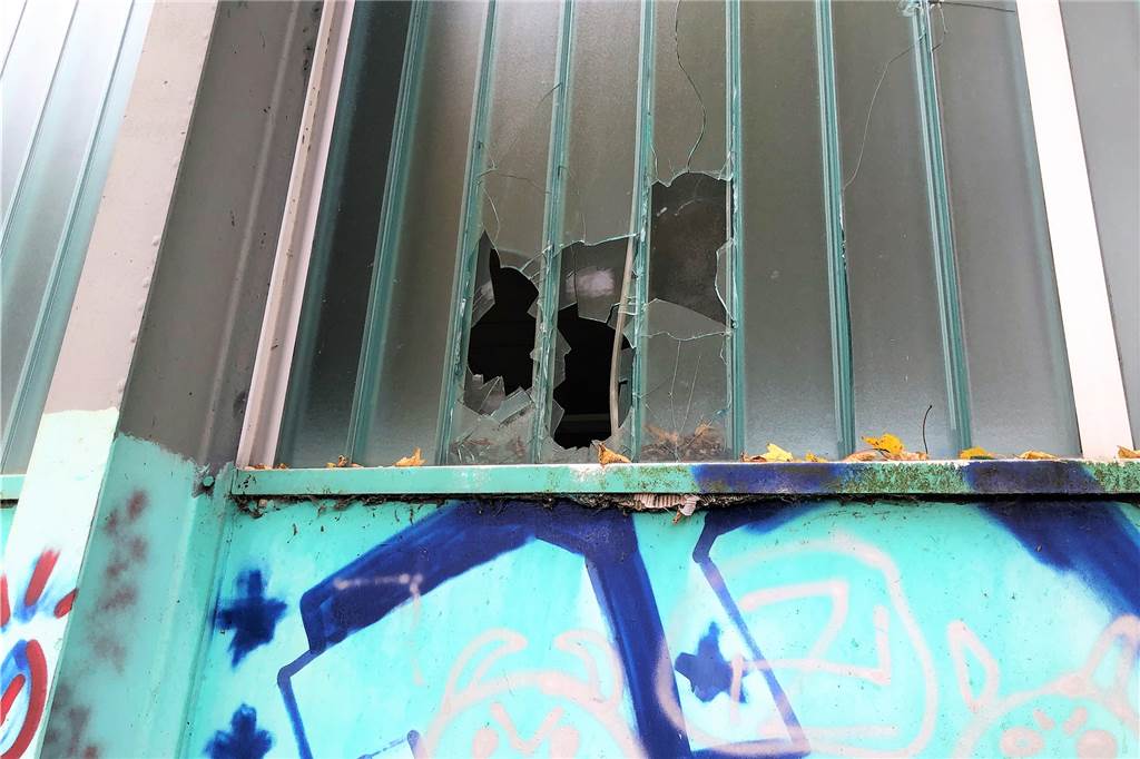 Müll, Graffiti, Vandalismus: Anwohner wollen Schandfleck loswerden Vandalismus und Graffiti haben das ehemalige Schulgebäude in einen Schandfleck verwandelt.