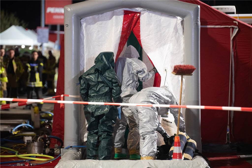 Ein Tag wie im Film fürs Motel de Winter: Spritzer führten zu Spezialeinsatz Vandalismus und Reizgas-Einsatz am Motel de Winter: Rund 100 Feuerwehr- und Rettungskräfte waren am Dienstagabend in Ickern auf der Straße.