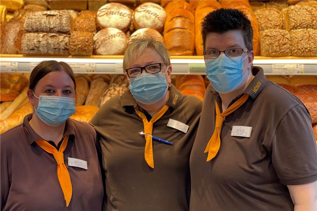 Wiedereröffnung von Edeka Gronemann, Post und Bäckerei: „Ganz großes Kino“ Vanessa Anza, Birgit Fuchs und Nicole Heller arbeiten in der frisch renovierten Filiale der Bäckerei Büsch.