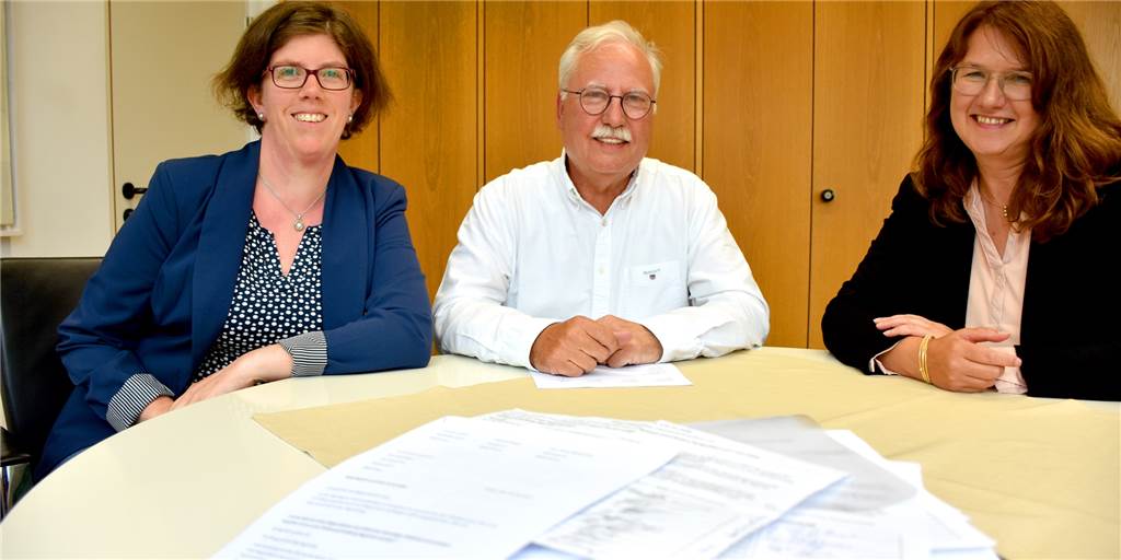 Bürgerbegehren: Über 3000 Unterschriften, CDU zweifelt an Rechtmäßigkeit Vanessa Lisseck (l.) und Andreas Banger, zwei der Initiatoren des Bürgerbegehrens haben am Donnerstag über 3000 Unterschriften an Bürgermeisterin Karola Voß überreicht. Über die Rechtmäßigkeit des Bürgerbegehrens gehen die Ansichten allerdings weit auseinander.