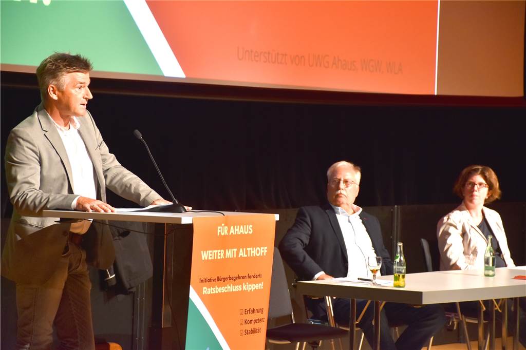 1000 Unterschriften für Hans-Georg Althoff, CDU sieht Atmosphäre zerstört Vanessa Lisseck (UWG, r.) und Andreas Banger (M.) stehen zusammen mit Prof. Peter Mönkediek (er war verhindert) hinter dem Bürgerbegehren. Rechtsanwalt und UWG-Mitglied Peter Mensing (l.) erläuterte die rechtlichen Hintergründe.