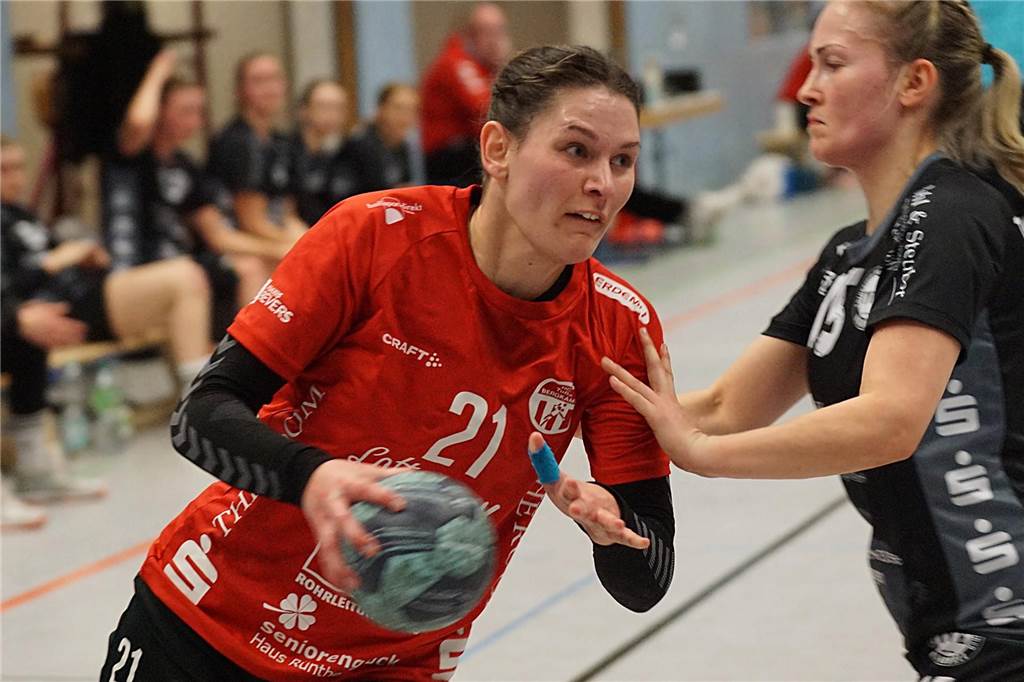 HC TuRa Bergkamen sichert sich ganzes Spieler-Paket des VfL Brambauer: Torjägerin bleibt Vanessa Rohlf (l.) bleibt weiterhin für die Handballerinnen des HC TuRa Bergkamen am Ball.