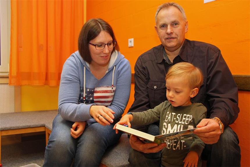 So sieht es in Herberns neuer Nestgruppe aus Vanessa Strzelczyk leitet die neue Einrichtung. Hier zusammen mit Vater Udo Hartmann und dem 20 Monate alten Niklas bei der Eingewöhnungsphase.