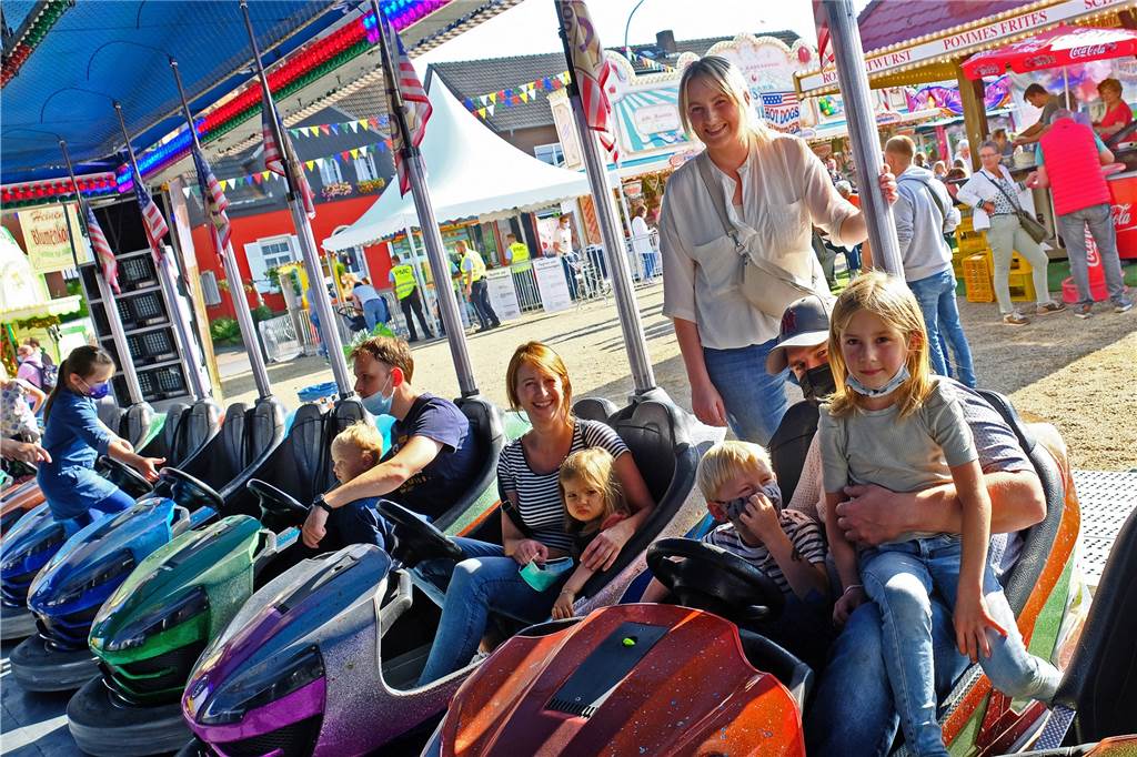 Vredener feiern ihre „Kirmes“: Es ist laut, es ist bunt, es ist schön Vanessa und Christian Garwer haben mit den Kindern Carlo, Milla, Jonna und Schwägerin Nadine Steverding einen Familienausflug zum Bierbaumgelände gemacht. „Für die Erwachsenen fehlt ein bisschen was, für die Kinder ist es top. Es ist alles schön dicht beisammen“, lautet das Fazit von Christian Garwer.