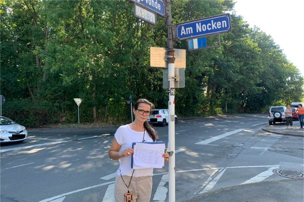 Bezirksvertretung dafür, Verwaltung gegen Tempo 30 in Westrich Vanessa Wiemers steht an der Straßenecke Lütge Vöhde/Am Nocken und zeigt ihren Antrag auf Tempo 30.
