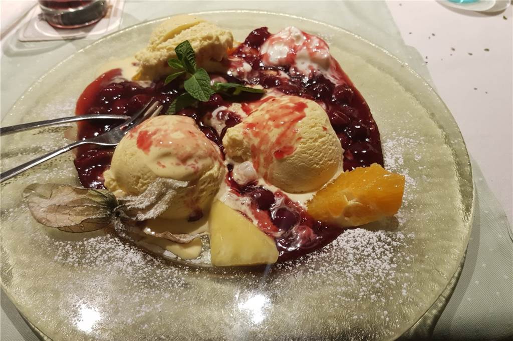 Im Restaurant Daun schmaust der Gast ein Häppchen vom Paradies Vanilleeis in einem See aus heißen Kirschen.