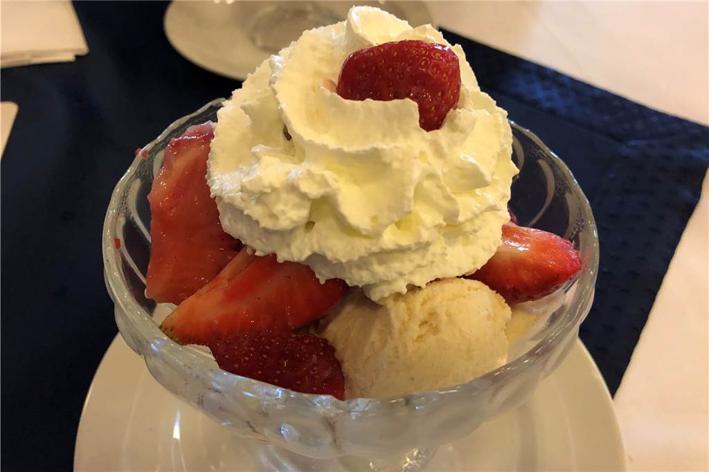 Stadthallen-Gastronomie Olfen: Sattmacher im Stil eines vollen Hotel-Restaurants Vanilleeis mit Erdbeeren und Sahne: süß und kalt. Es geht aber auch ohne Vanilleeis.