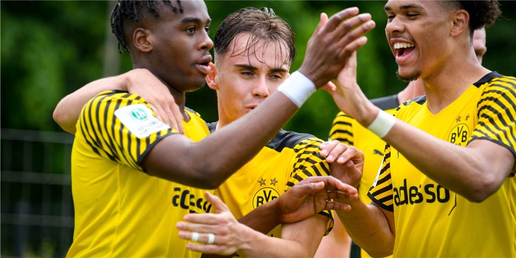 Vasco Walz (Mitte) feiert den Titelgewinn.