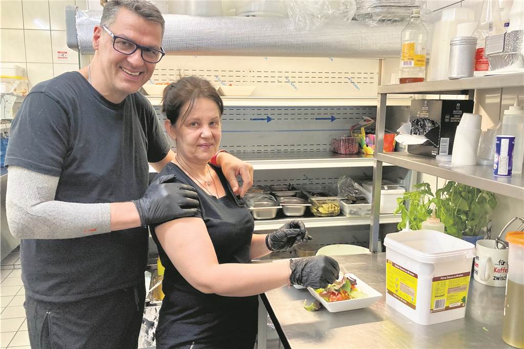 Chefkoch atmet auf: Küche des Restaurants „Inos“ am Hebewerk darf wieder öffnen Vaso Papastergiou mit seiner Küchenhilfe Maria Flourou, die Salat anrichtet.