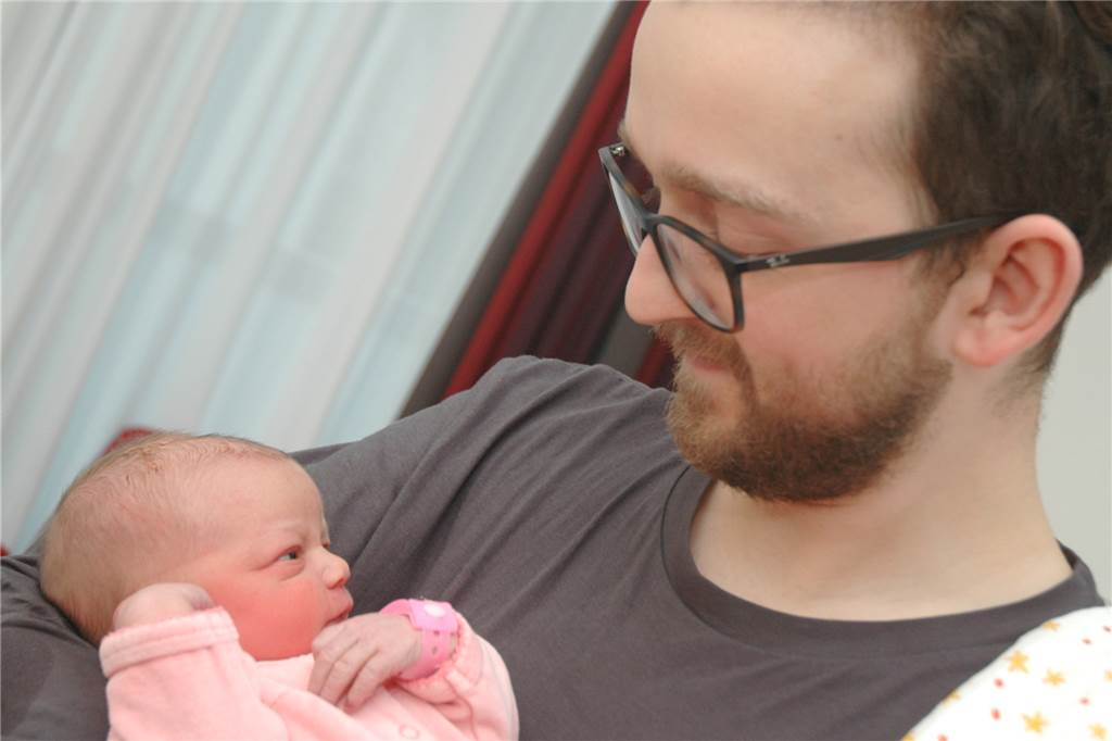 Vater Daniel Hieb mit der kleinen Isabelle auf dem Arm. Sie ist Schwertes Neujahrsbaby 2022.