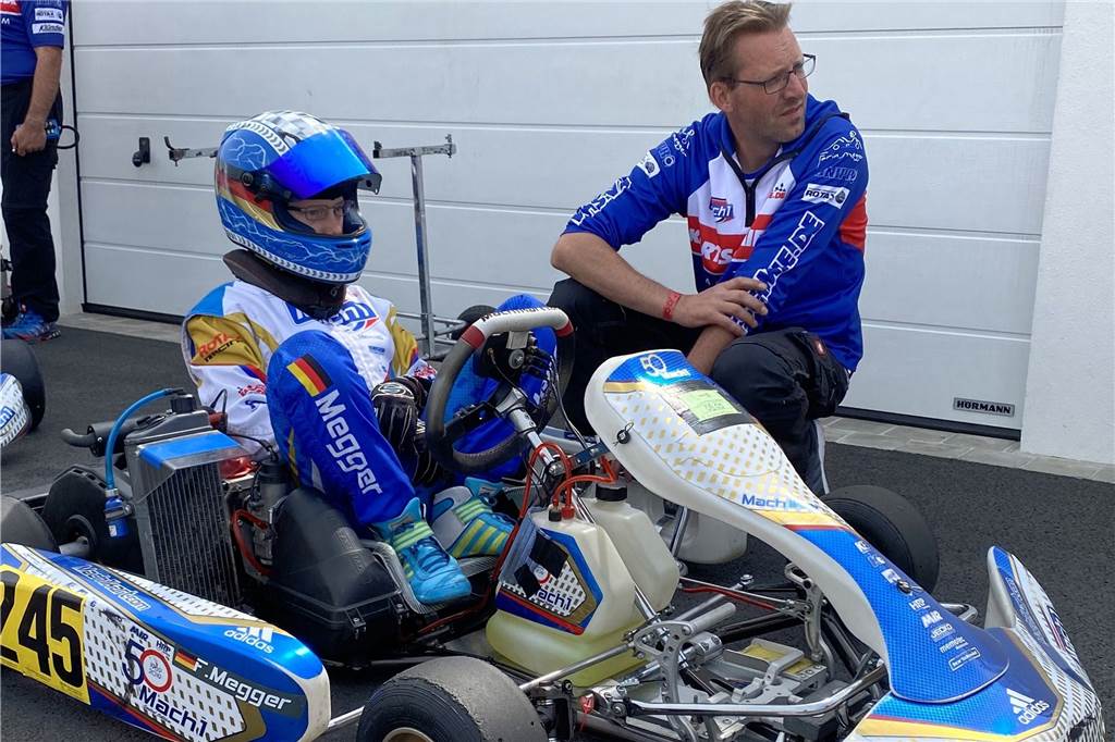 Halterner Kartpilot erinnert sich an Rennstrecke, wo er Weltmeister wurde Vater Daniel und Farin Megger warten auf den Start.