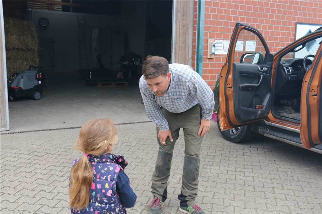 Belastung für ganze Familie: Auch Katharina Laurenz hilft den Flutopfern Vater Johannes Laurenz verabschiedet sich von seiner Tochter Luisa, bevor er wieder nach Dernau fährt.