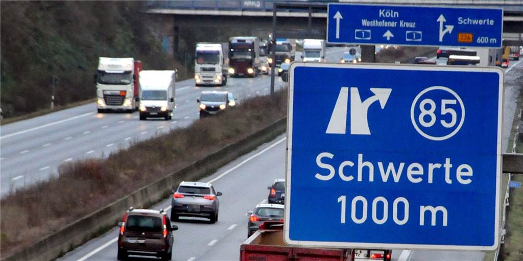 Nach Unfall auf A1: Missverständnis oder widersprüchliche Angaben von Vater (53) und Sohn (33)? Vater und Sohn mussten sich wegen Unfallflucht vor dem Amtsgericht Schwerte verantworten.