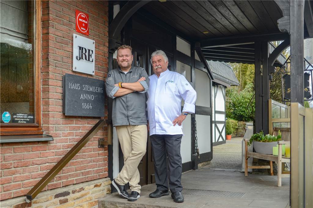 Vater und Sohn: Sascha und Walter Stemberg vor ihrem Restaurant