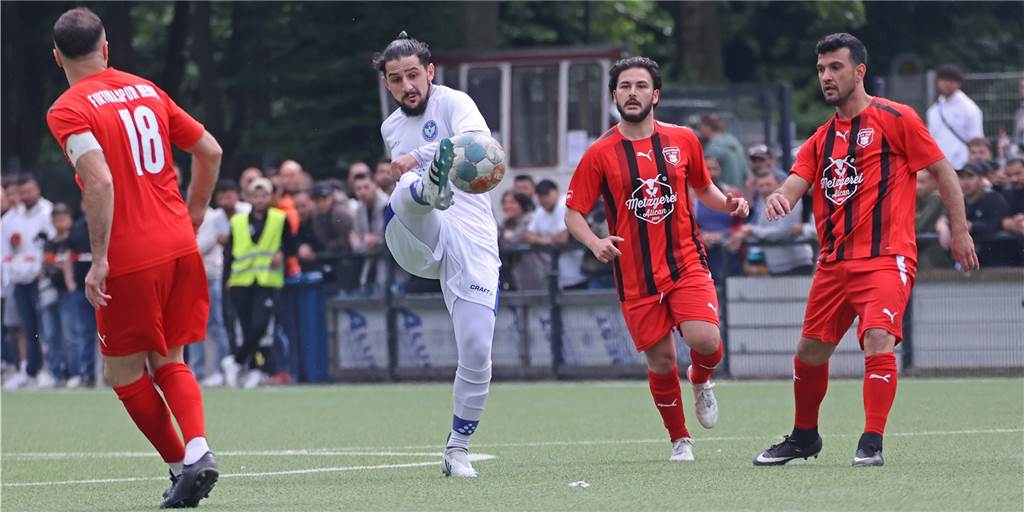FC Castrop-Rauxel ist jetzt Bezirksliga-Spitzenreiter – zusammen mit einem Duo Vedat Öz (am Ball) setzte einen Freistoß für den FC Castrop-Rauxel in die Maschen.