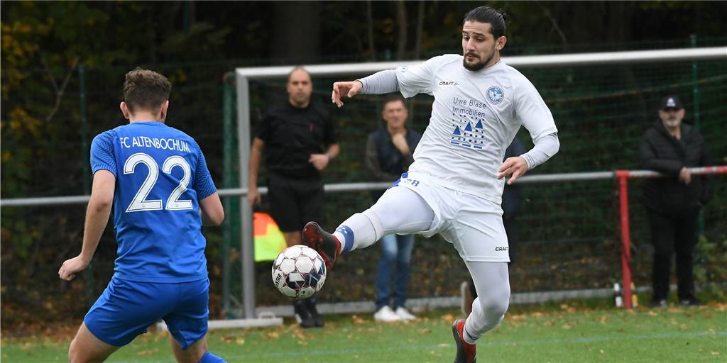 Alle Spiele, alle Tore im Castrop-Rauxeler Fußball von der Westfalenliga bis zur Kreisliga B Vedat Öz (am Ball) und sein FC Castrop-Rauxel verloren das Bezirksliga-Topspiel gegen den FC Altenbochum mit 1:3.