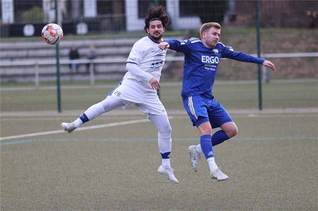 Zwei Joker mit Blitztoren für den FC Castrop-Rauxel: Routinier nach Bandscheibenvorfall zurück Vedat Öz (l) und sein FC Castrop-Rauxel sind zurück in der Erfolgsspur.