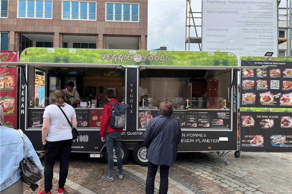„Vegan - veggie - lecker“ wirbt der Stand „Veggie Foods“ für sich. Es gibt bei ihm ein fleischloses Allerlei von Döner über Pommes bis hin zu Bowls.