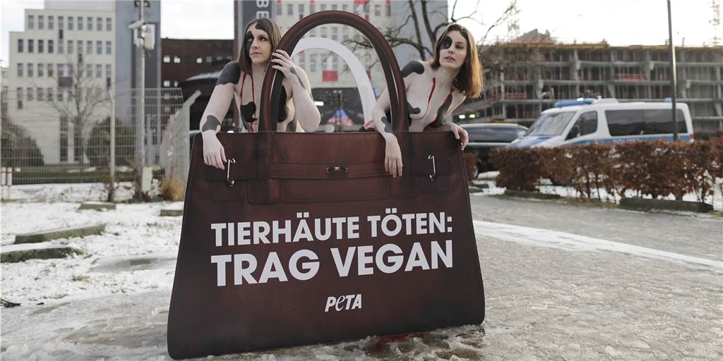 Zwei Aktivistinnen der Umweltorganisation «Peta» demonstrieren bei einer Modemesse in Berlin gegen die Verwendung von Tierhäuten.