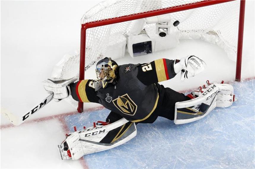 Washington gleicht im Stanley-Cup-Finale gegen Vegas aus Vegas-Goalie Marc-Andre Fleury kann einen Schuss von Washingtons Alex Owetschkin nicht halten. Foto: John Locher/AP