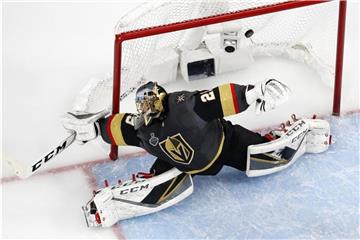 Vegas-Goalie Marc-Andre Fleury kann einen Schuss von Washingtons Alex Owetschkin nicht halten. Foto: John Locher/AP