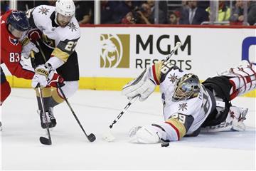 Vegas-Goalie Marc-Andre Fleury (r) schmeißt sich dem Puck entgegen. Foto: Alex Brandon/AP/