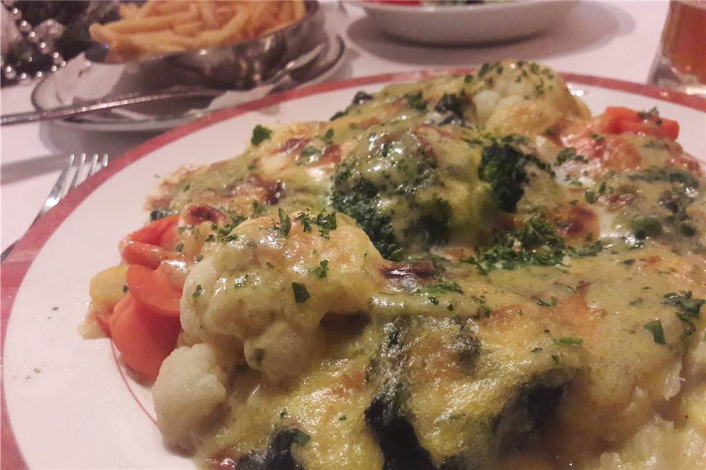 Füchtelner Mühle entführt in Weihnachtswunderland - und das Essen schmeckt auch Vegetarischer Hauptgang: Gemüsegratin