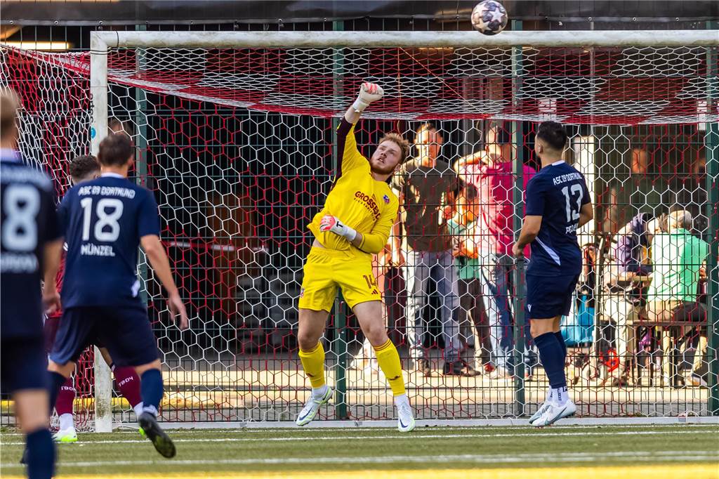 SV Schermbeck präsentiert auf Schalke einen neuen Keeper: Niederlage fällt zu hoch aus Veith Walde wehrt einen Schuss ab