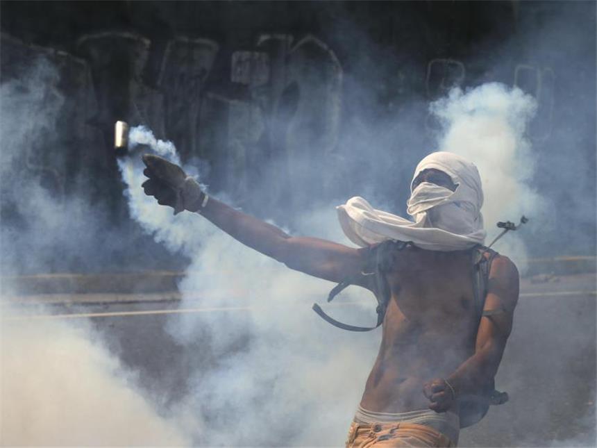 Lage in Venezuela eskaliert: Drei Tote Venezuela ist trotz der großen Ölvorkommen in eine der bisher schlimmsten Versorgungskrisen geschlittert. Foto: Fernando Llano